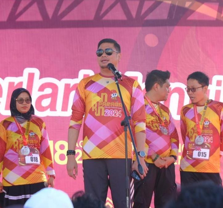 BKM/IST Bupati Gowa Adnan Purichta Ichsan bersama Ketua KPU Gowa Fitra Syahdanul ditengah kegiatan Fun Run Paraga. 