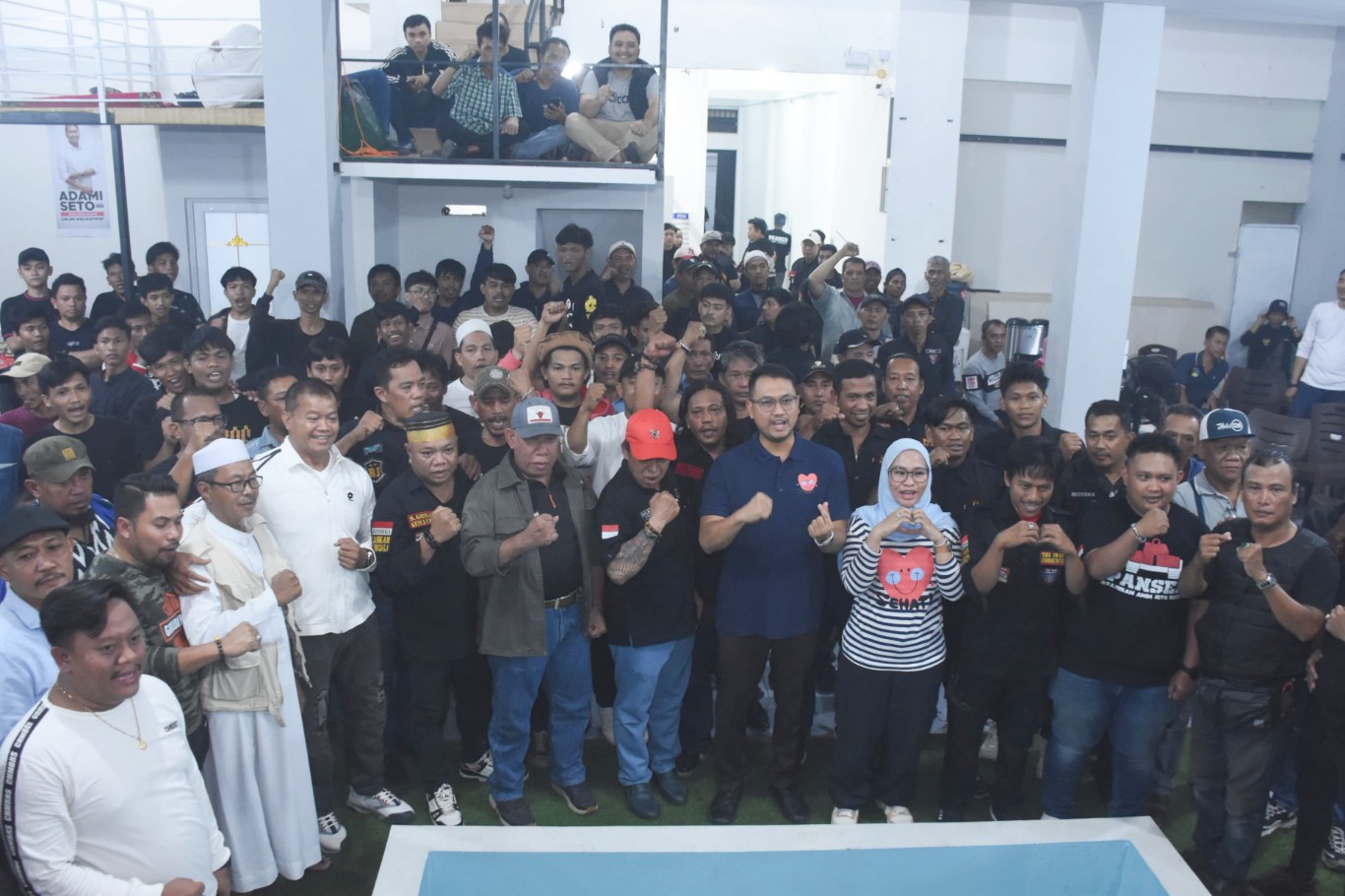 IST DEKLARASI DUKUNGAN--Sejumlah Ormas di Makassar yang telah mendeklarasikan diri mendukung Seto-Kiki di posko pemenangan Sehati, Jalan Sungai Saddang, Senin (19/8) malam