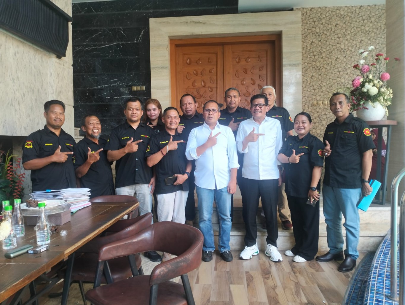 IST BERSAMA ELEMEN MASYARAKAT--Pasangan bakal calon gubernur dan wakil gubernur Mohammad Ramhan Pomanto-Azhar Arsyad bersama elemen masyarakat 