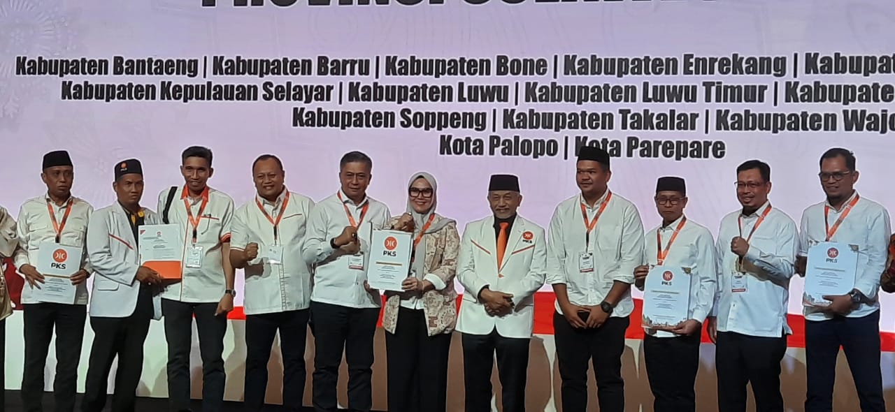 IST TERIMA REKOMENDASI--Pasangan bakal calon bupati dan wakil bupati Barru Andi Ina Kartika-Abustan bersama Presiden PKS Ahmad Syaikhu usai menerima rekomendasi di Convention Exhibition BSD, Tangerang Selatan, Selasa (20/8)