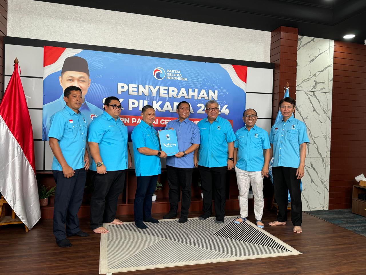 IST SERAHKANREKOMENDASI--Ketua umum DPN Partai Gelora Anis Matta menyerahkan rekomendasi kepada bakal calon bupati Irwan Bachri Syam disaksikan pengurus DPN lainnya
