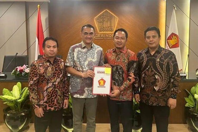 IST MEWAKILI DPP GERINDRA--Ketua DPD Gerindra Sulsel Andi Iwan Darmawan Aras mewakili DPP menyerahkan rekomendasi kepada pasangan bakal calon bupati Luwu Agus Salim- Erwin Barabba