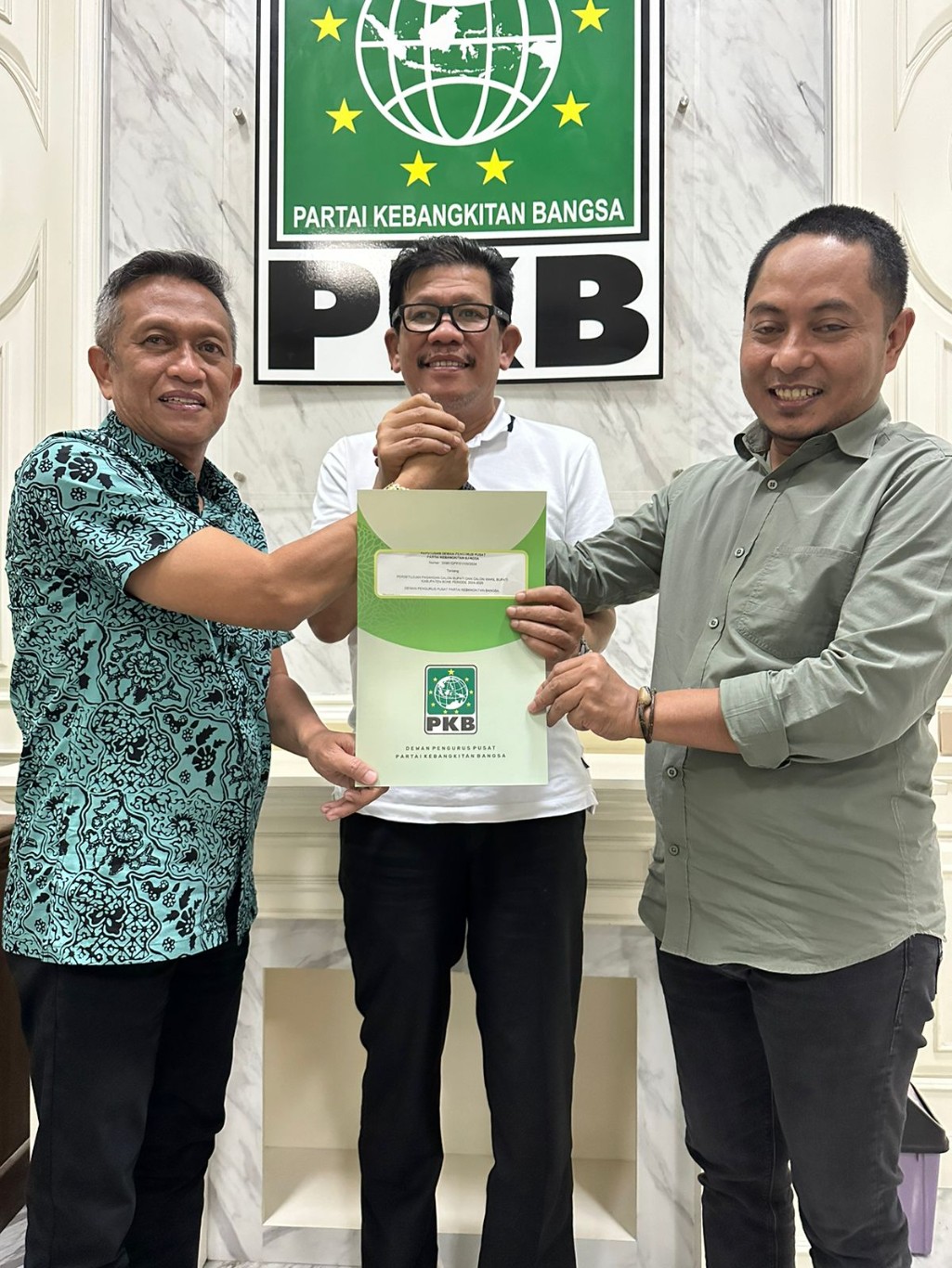 IST SERAHKAN REKOMENDASI--Ketua DPW PKB Sulsel Azhar Arsyad menyerahkan rekomendasi DPP PKB kepada pasangan bakal calon bupati dan wakil bupati Takalar Firdaus Daeng Manye- engky Yasin (kanan), sementara pasangan bakal calon bupati dan wakil bupati Bone Andi Islamuddin-Andi Irwandi Natsir
