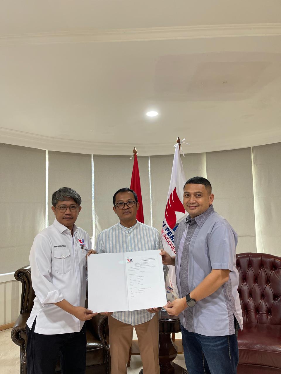 IST TERIMA REKOMENDASI--Politisi Golkar Munafri Arifuddin menerima rekomendasi dari DPP Perindo yang diserahkan oleh Ketua DPW Perindo Sulsel Sanusi Ramdhan 