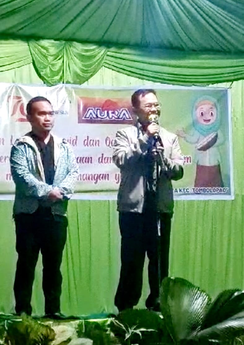 IST AKHIRNYA MAJU--Wakil Ketua MPR RI Dr HM Amir Uskara didampingi putranya Imam Fauzan menyampaikan pernyataan bahwa dirinya akhirnya yang akan maju ke Pilbup Gowa, bukan Fauzan, anaknya.