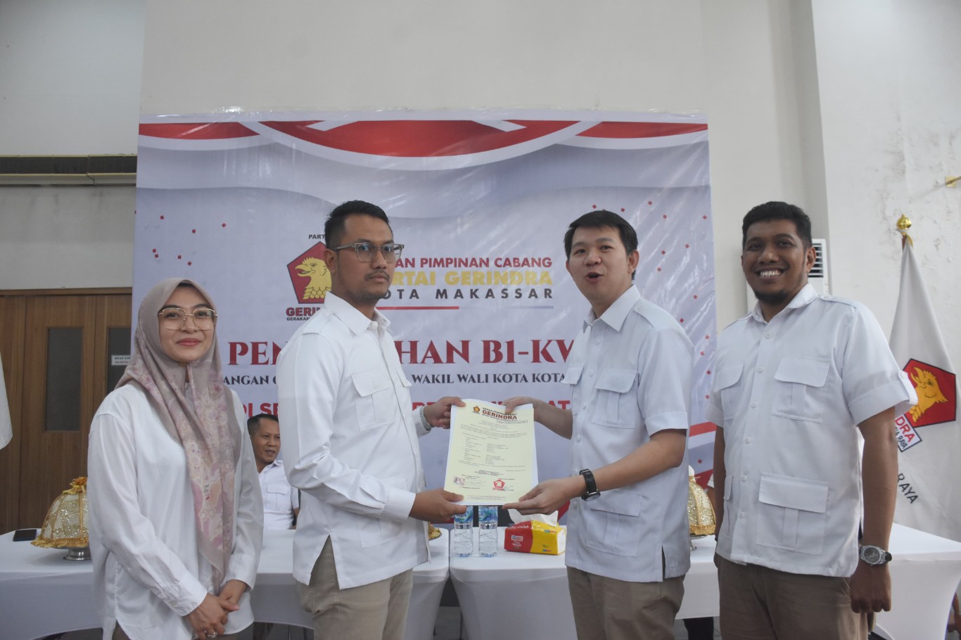 IST SERAHKAN REKOMENDASI--Ketua DPC Partai Gerindra Makassar Eric Horas menyerahkan rekomendasi dari DPP Gerindra untuk bakal calon wali kota Makassar Andi Seto Gadhista Asapa