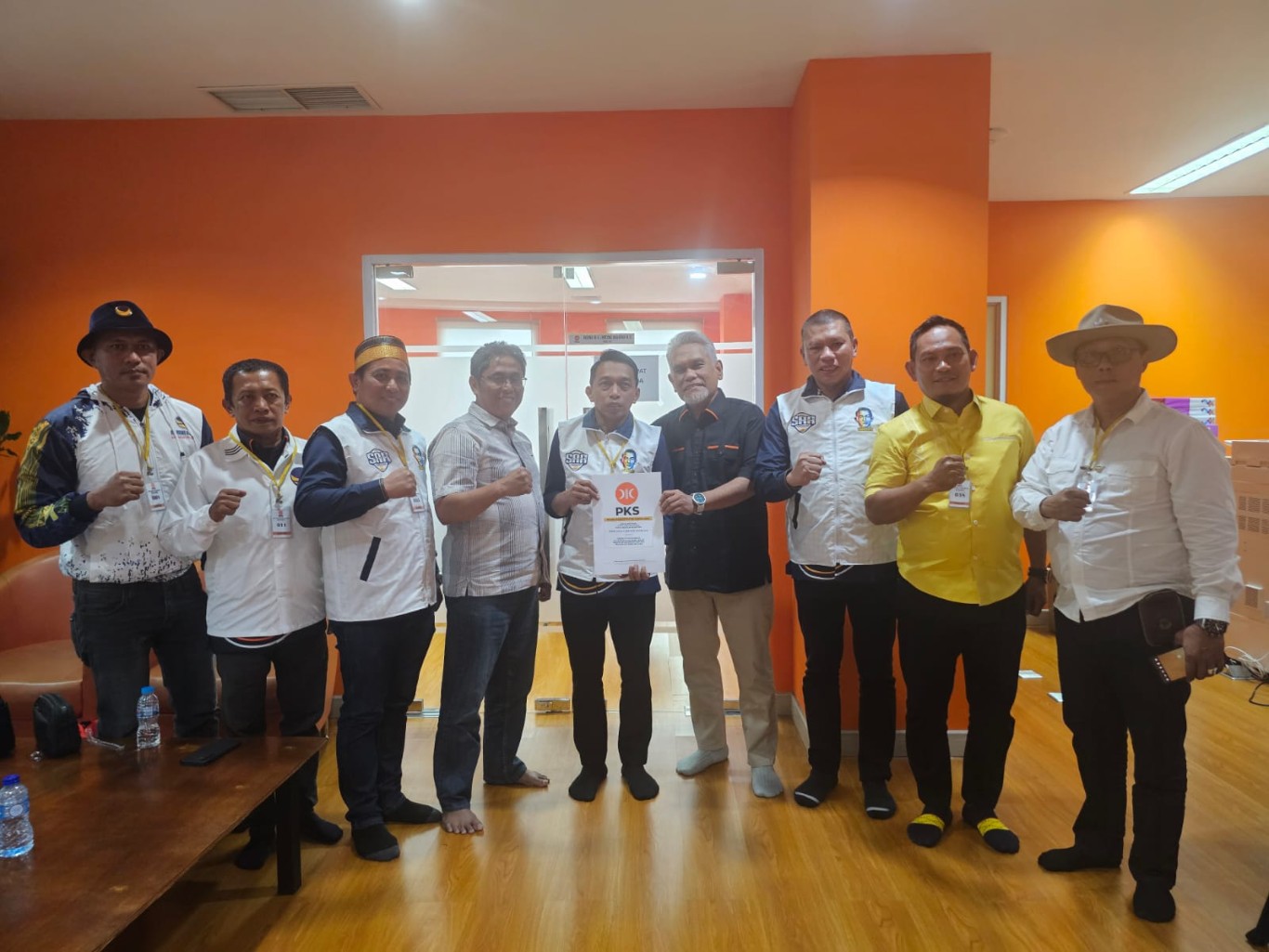 IST WAKILI DPP--Ketua DPW PKS Sulsel Amri Arsyid mewakili DPP menyerahkan rekomendasi untuk bakal calon Bupati Sidrap Syaharuddin Alrif 