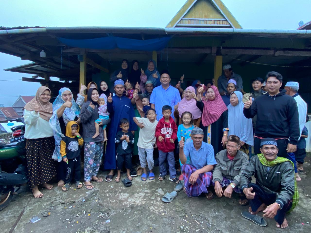 IST BERSAMA WARGA--Bakal calon bupati Bantaeng,  Fathul Fauzy Nurdin bersama warga masyarakat