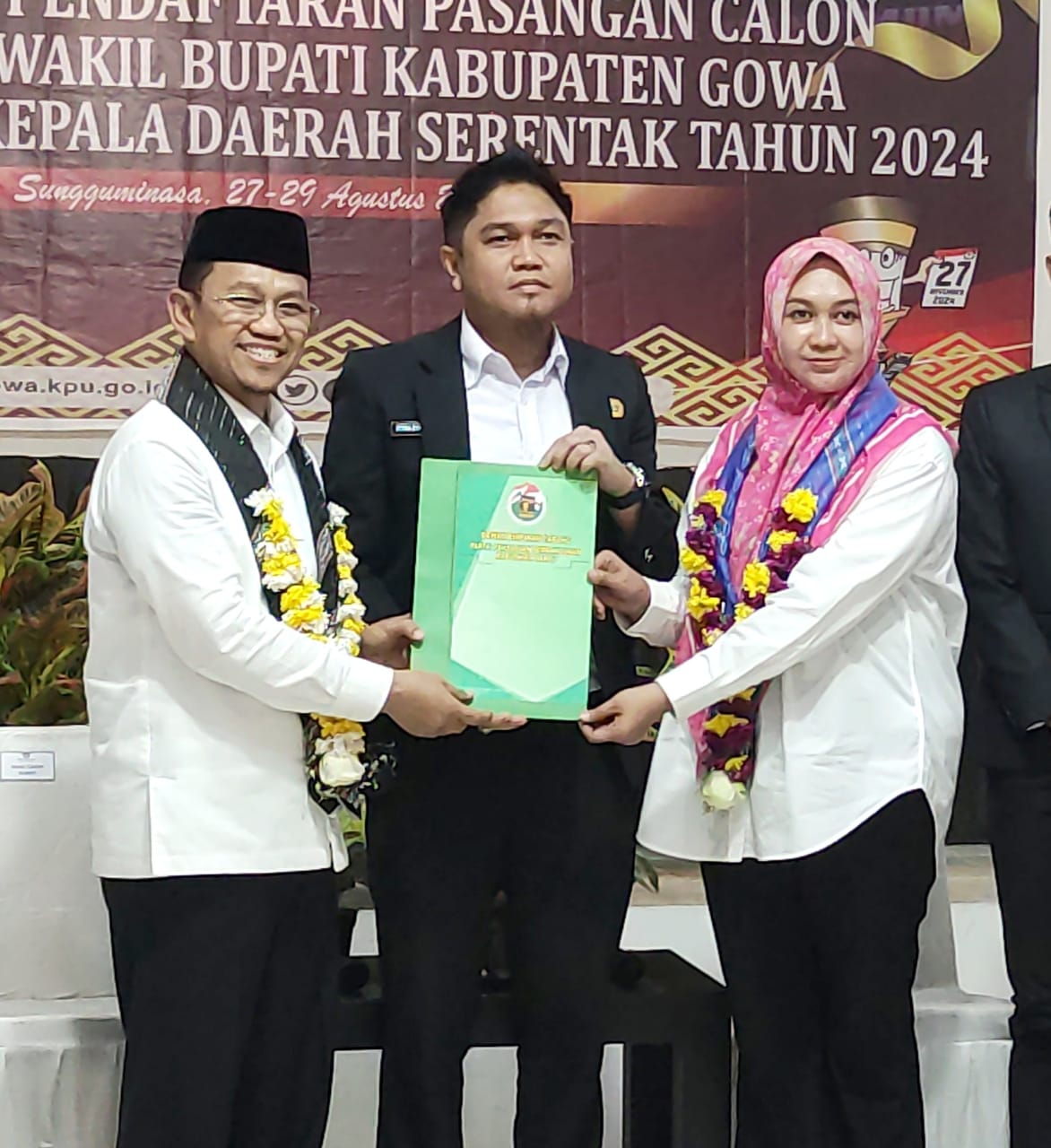 BKM/SAR MENDAFTAR--Bakal pasangan calon bupati dan wakil bupati Gowa Dr HM Amir Uskara - Irmawaty Haeruddin resmi mendaftar di Kantor KPU Gowa, Rabu (28/8) siang (kanan), sementara pasangan Husniah Talenrang - Darmawangsyah Muin mendaftar sore.