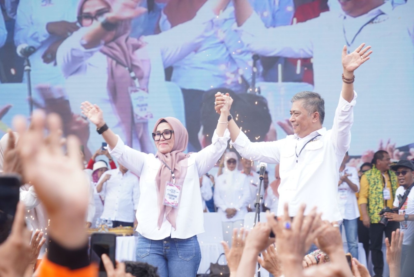 IST MENDAMPINGI--Mantan Bupati Barru Andi Muhamamd Rum mendampingi bakal pasangan calon bupati dan wakil bupati Barru Andi Ina Kartika - Abustan  