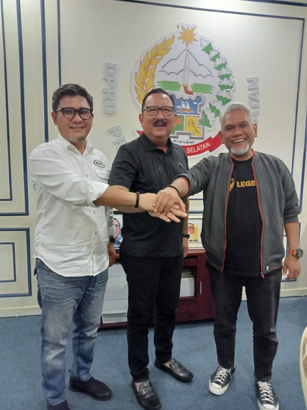 IST SALAM KOMANDO--Ketua DPD Demokrat Sulsel Ni'matullah Erbe salam komando bersama Ketua Demokrat Makassar Adi Rasid Ali dan Ketua DPW PKS Sulsel Amri Arsyid  