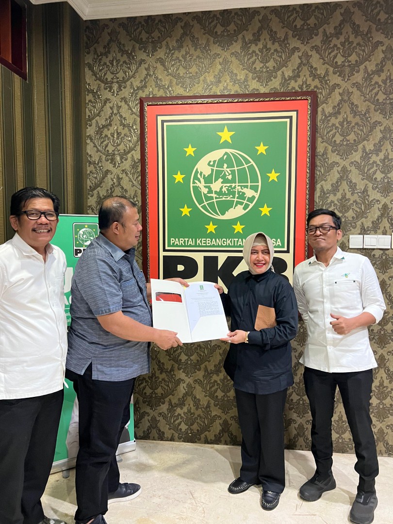 IST DUKUNGAN PKB-Indira Yusuf Ismail menerima surat dukungan dari DPP PKB di Jakarta, Kamis malam (1/8). Penyerahan dilakukan Sekjen DPP PKB Hasanuddin Wahid didampingi Ketua Fraksi PKB Cucun Ahmad Syamsul Rijal, disaksikan Ketua PKB Sulsel Azhar Arsyad dan Ketua PKB Kota Makassar Fauzi A Wawo.  