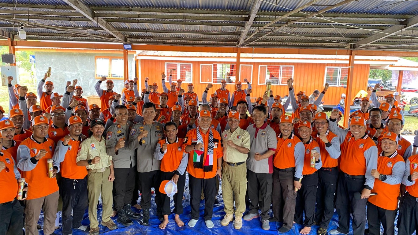 IST MENGIKUTI KEMBARA--Ketua DPW PKS Sulsel Amri Arsyid bersama kader muda partai mengikuti Kembara di Bumi Perkemahan Villa Bijaya, di kabupaten Takalar