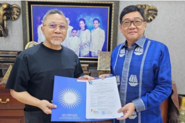IST TERIMA REKOMENDASI--Wakil Bupati Toraja Utara Dedy Palimbong menerima rekomendasi dari Ketua umum DPP PAN Zulkifli Hasan sebagai bakal calon bupati 