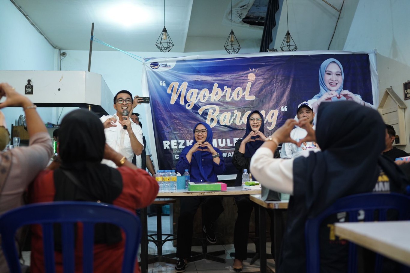 IST BERIKAN PENJELASAN--Bakal calon wakil wali kota Makassar Rezki Mulfiati Lutfi memberikan penjelasan kepada warga ketika bersosialisasi di Kecamatan Tallo yang diinisiasi oleh Ketua DPD Nasdem Makassar Andi Rachmatika Dewi