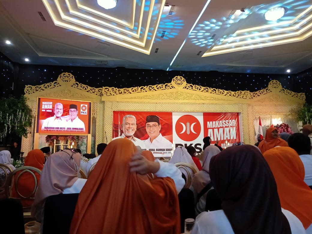 IST GELAR DEKLARASI--Bakal pasangan calon wali kota dan wakil wali kota Makassar Amri Arsyid - Abd Rahman Bando, menggelar deklarasi, di Gedung Islamic Center IMMIM, Jalan Jenderal Sudirman sebelum mendaftar di KPU, Kamis (29/8) malam
