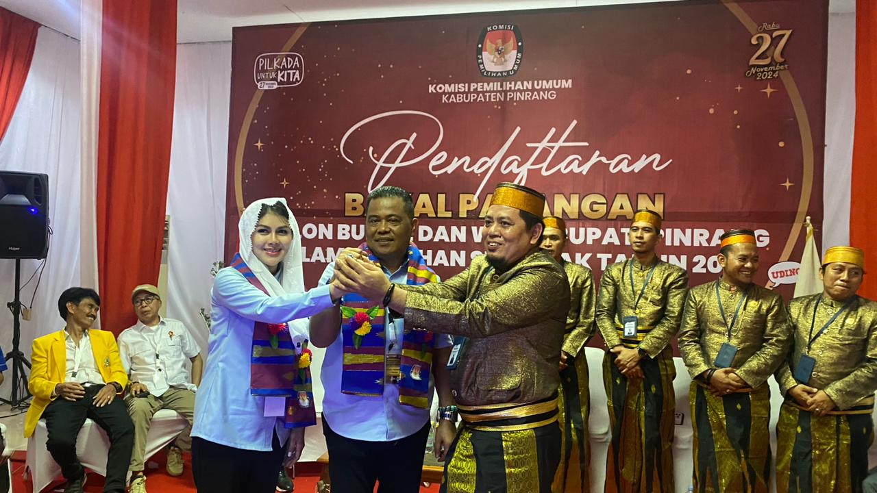 IST MENDAFTAR--Ketua KPU Pinrang Muh Ali Jodding menyalami pasangan bakal calon bupati dan wakil bupati Pinrang Usman Marham - Andi Hastri T Wello ketika mendaftar di KPU, Kamis (29/8)
