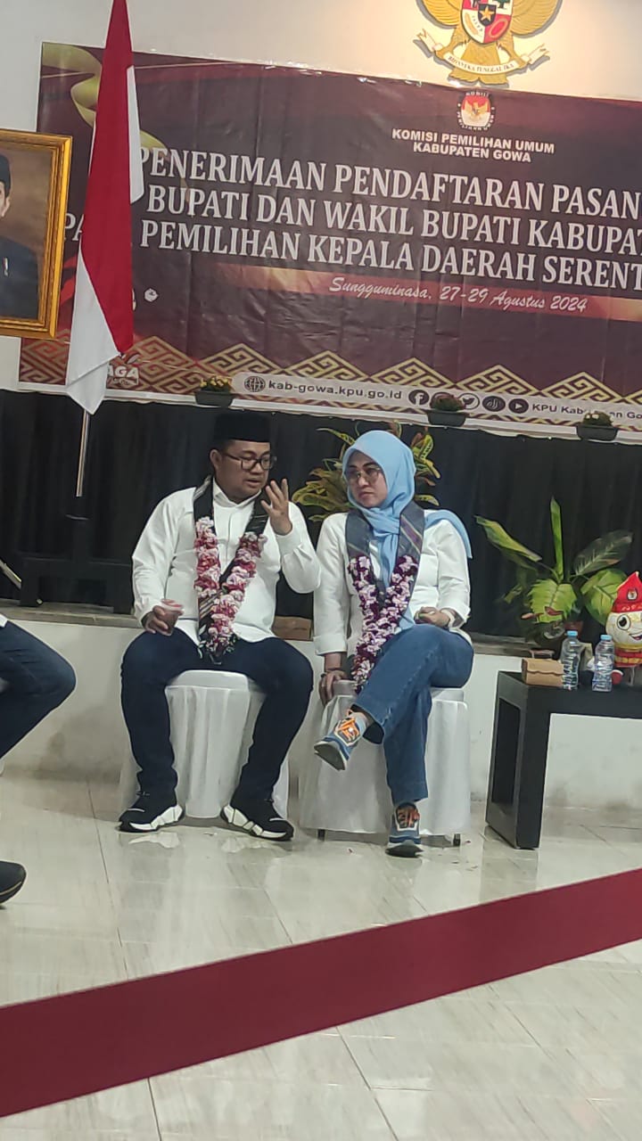 BKM/SAR BINCANG BERSAMA--Bakal pasangan calon bupati dan wakil bupati Gowa Husniah Talenrang dan Darmawangsyah Muin berbincang bersama disela-sela mendaftar di KPU Gowa 