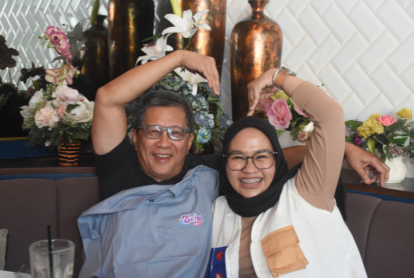 IST NGOBROL--Legislator Nasdem Sulsel selaku bakal calon wakil wali kota Makassar, Rezki Mulfiati Lutfi ngobrol bareng pengamat politik, Rocky Gerung, Jumat (30/8)