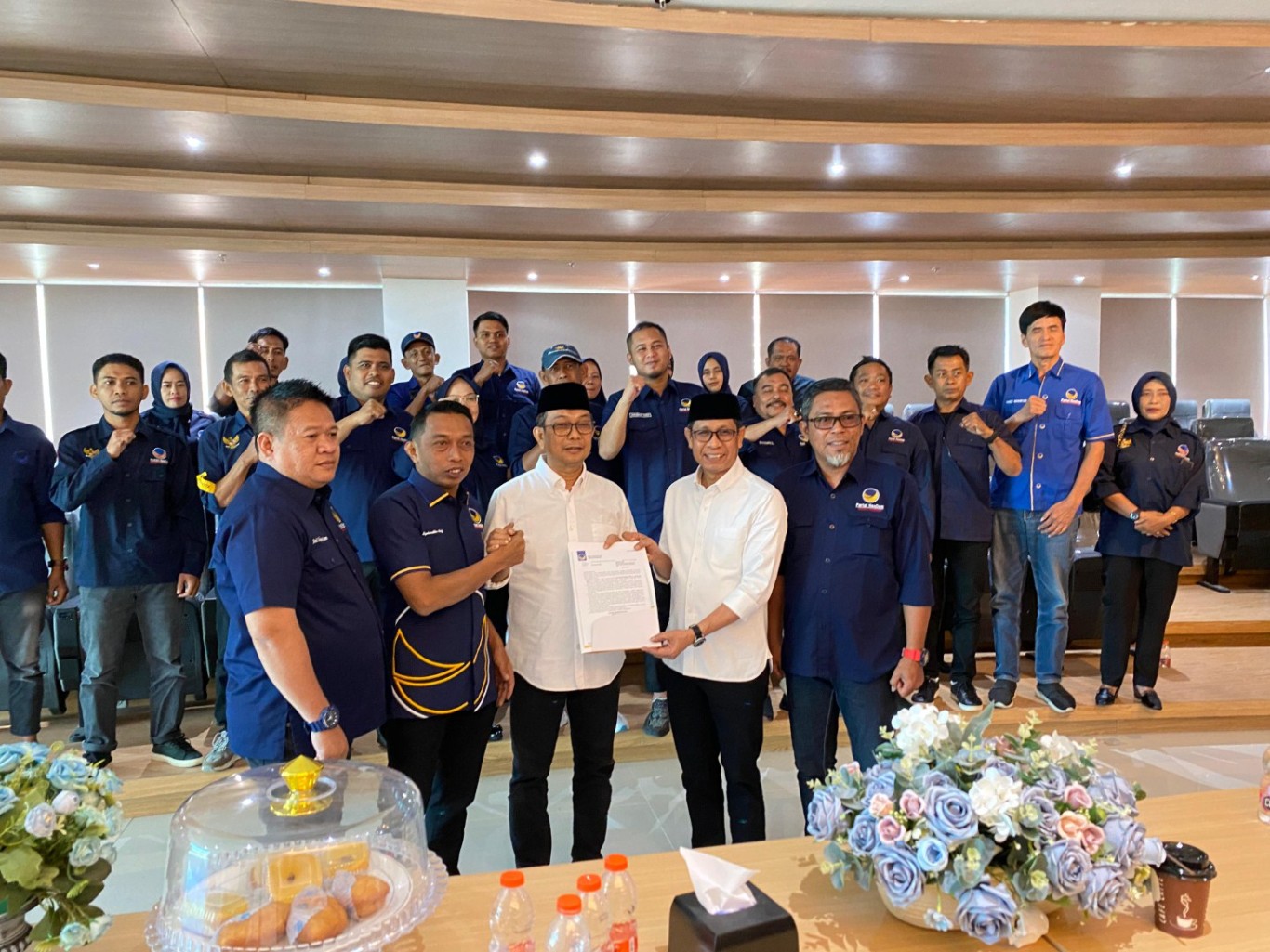 IST SERAHKAN REKOMENDASI--Sekretaris DPW Nasdem Sulsel Syaharuddin Alrif menyerahkan rekomendasi kepada H Suwardi Haseng sebagai bakal calon bupati Soppeng bersama Selle KS Dalle