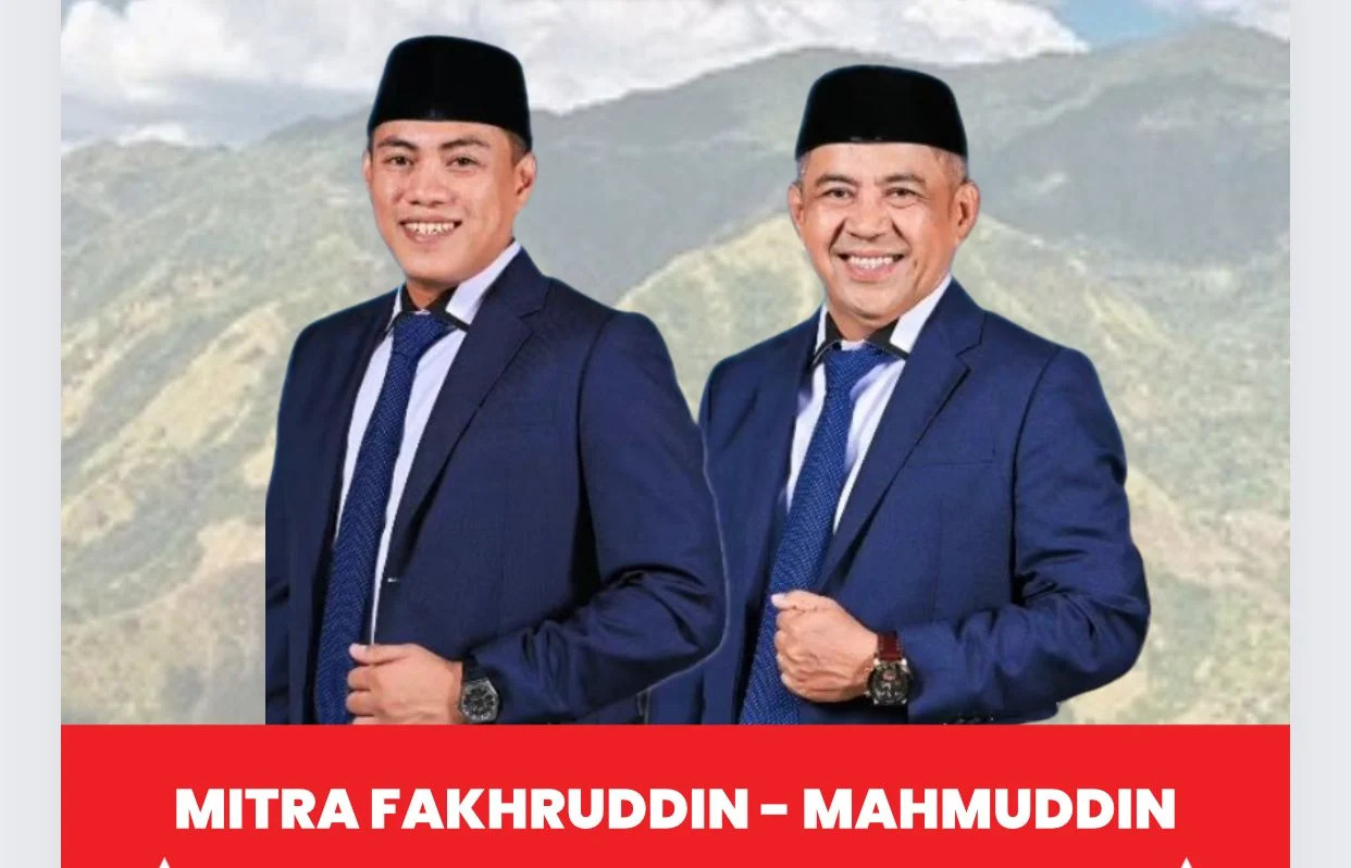 IST BERI KETERANGAN--Bakal pasangan calon bupati dan wakil bupati Enrekang Mitra Fahruddin - Mahmuddin memberikan keterangan 