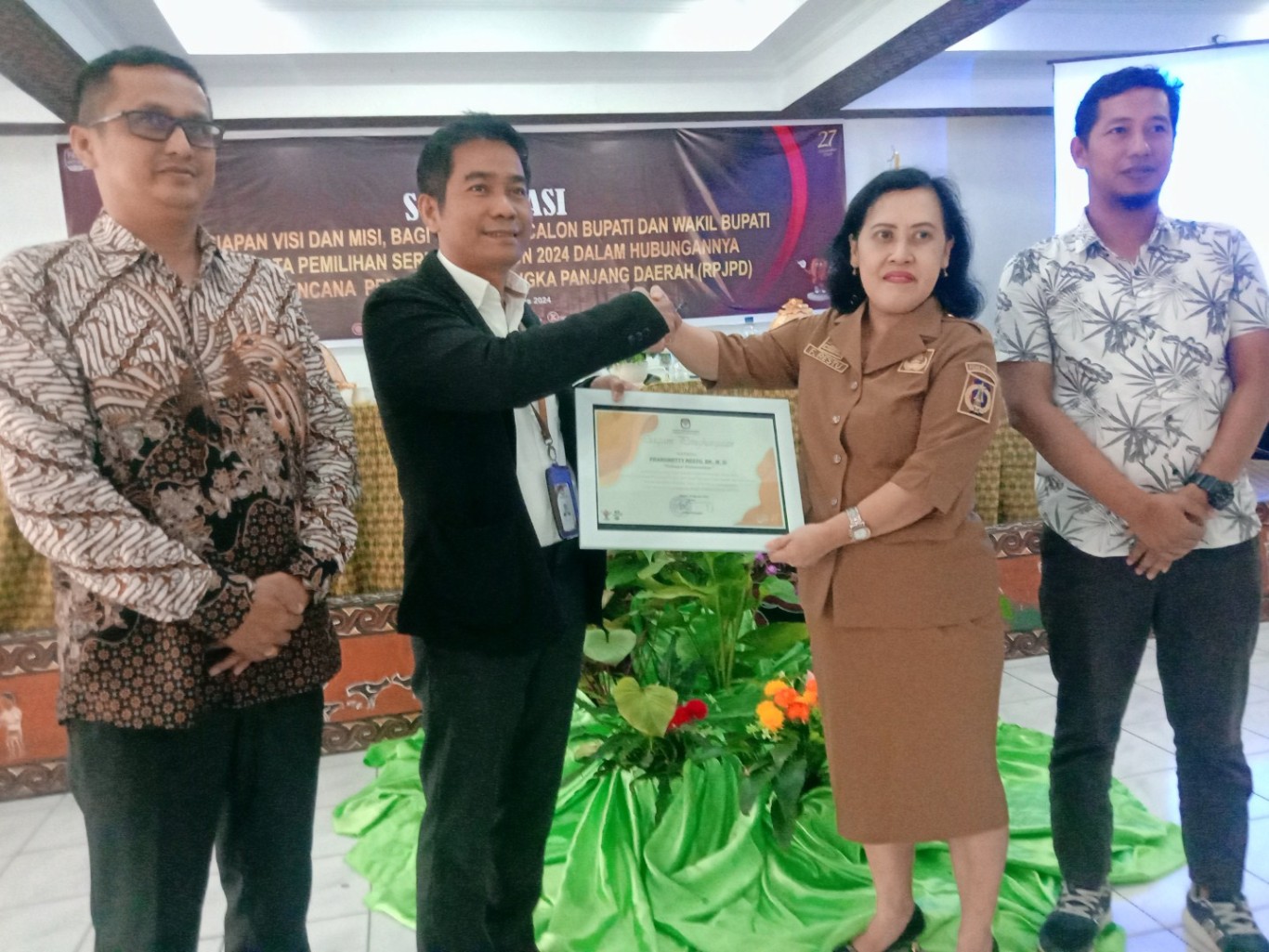 IST SOSIALISASI VISI MISI--KPU Kabupaten Tana Toraja menggelar sosialisasi visi-misi pasangan calon bupati sesuai RPJPD