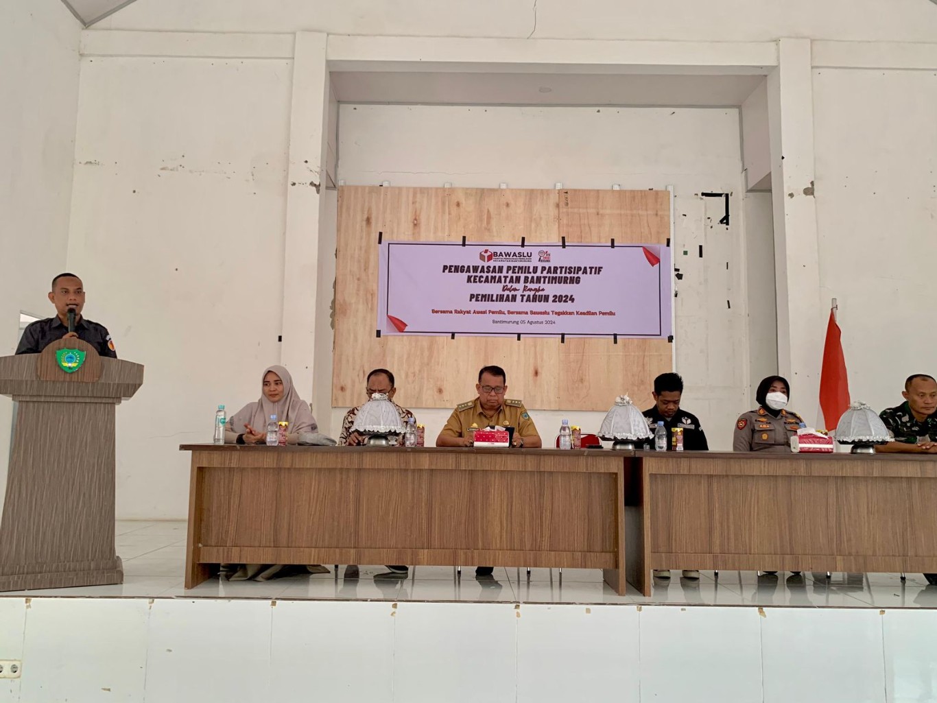 IST BERI SAMBUTAN--Ketua Bawaslu Kabupaten Maros Sufirman memberikan sambutan pada Sosialisasi Pengawasan Partisipatif dalam Pemilihan Serentak Tahun 2024 di Aula Kantor Camat Bantimurung, Kabupaten Maros, Senin (5/8) 