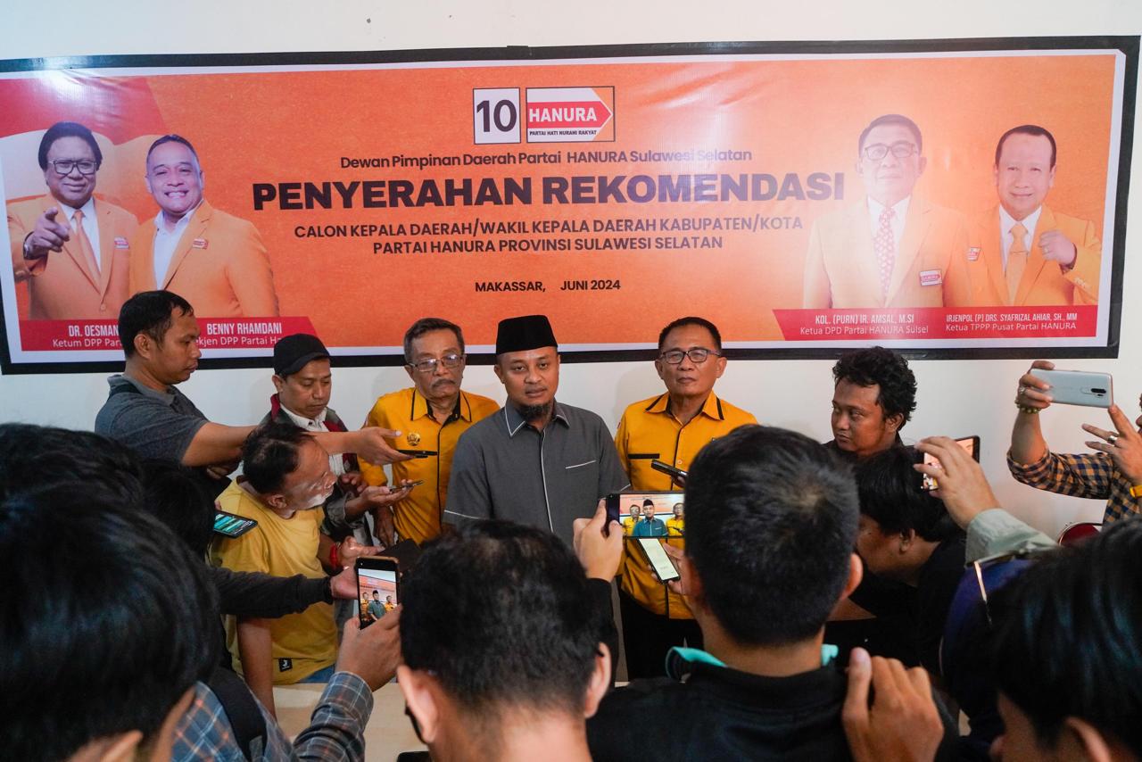 IST DUKUNGAN-Bakal calon gubernur petahana Andi Sudirman Sulaiman berbicara kepada wartawan terkait dukungan yang diberikan Partai Hanura kepada dirinya untuk pilgub Sulsel.