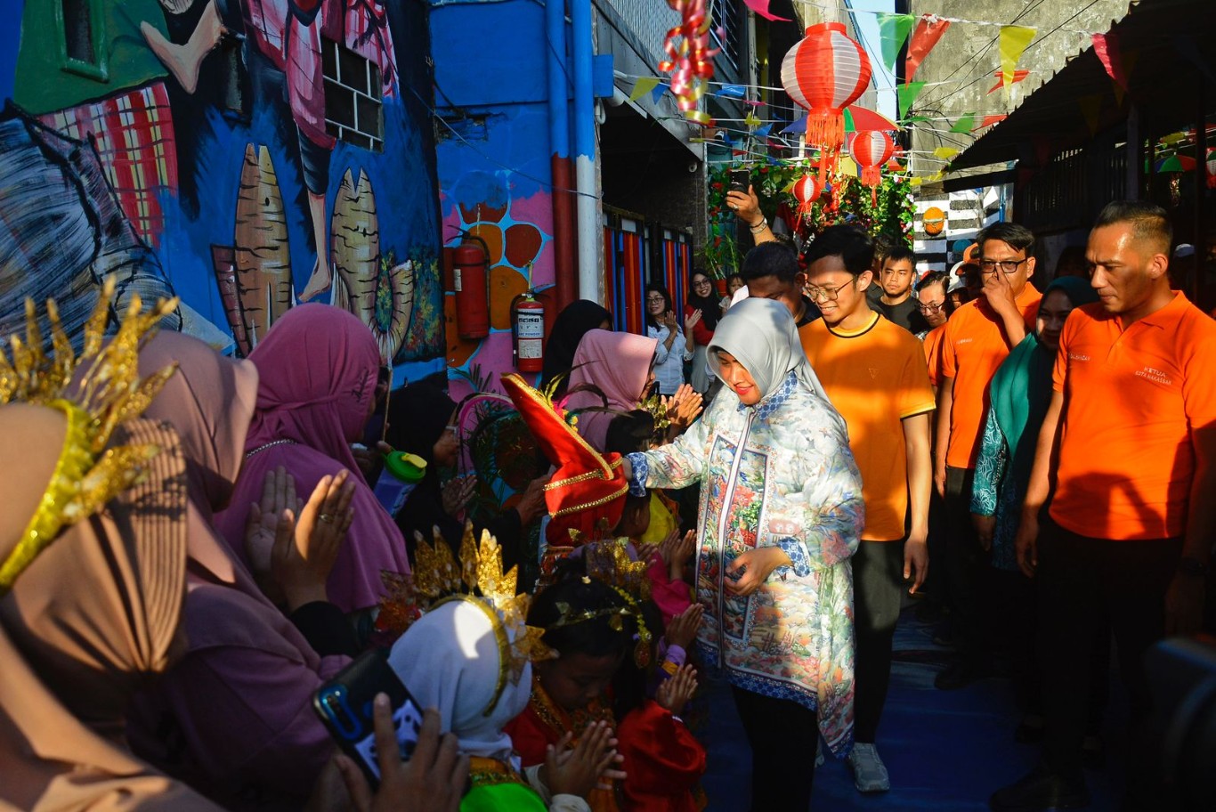 IST SAPA PEDAGANG--Bakal calon wali kota makassar Indria Yusuf Ismail bersama bakal calon wakil wali kota menyapa salah seorang pedagang 
