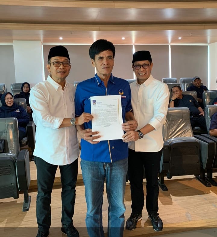 IST FOTO BERSAMA--Koordinator Fraksi Nasdem Andi Mahfud foto bersama bakal calon bupatid an wakil bupati