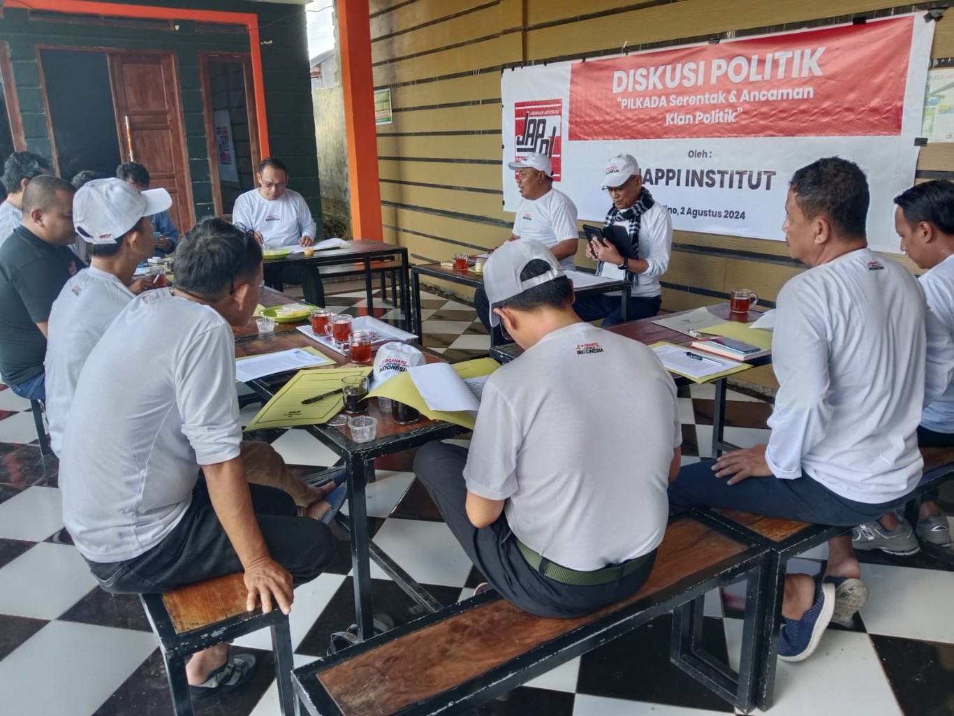 IST DISKUSI POLITIK--Anggota DPD RI Dr Ajiep Padindang menjadi pembicara pada diskusi politik yang dilaksanakan JAPPI
