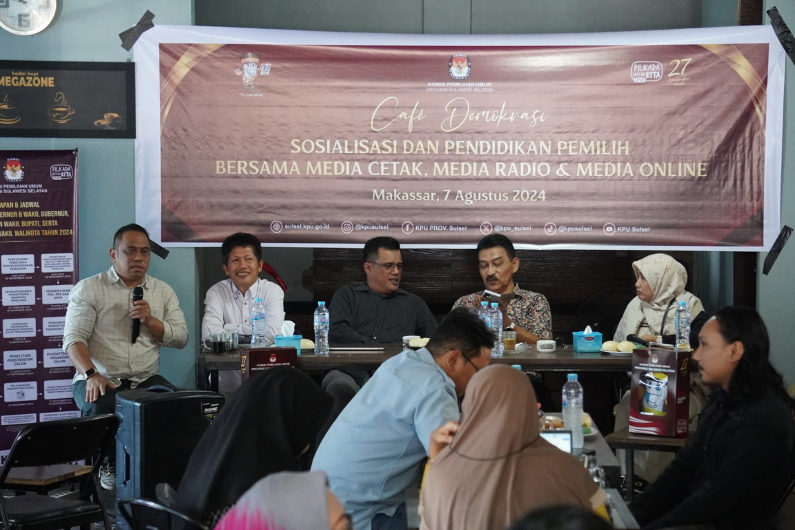 IST BERSAMA KOMISIONER--Mantan Ketua KPU Sulsel Mappinawang bersama komisioner Bawaslu dan KPU Sulsel pada forum Cafe Demokrasi yang melibatkan insan pers di Cafe Mega Zone, Jalan Topaz, Makassar, Rabu (7/8)