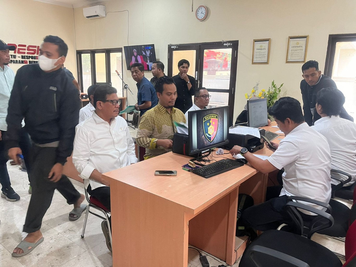 IST MELAPOR--Politisi PKB yang juga bakal calon wakil gubernur Sulsel Azhar Arsyad melapor ke SPKT Polda Sulsel, Rabu (7/8)    