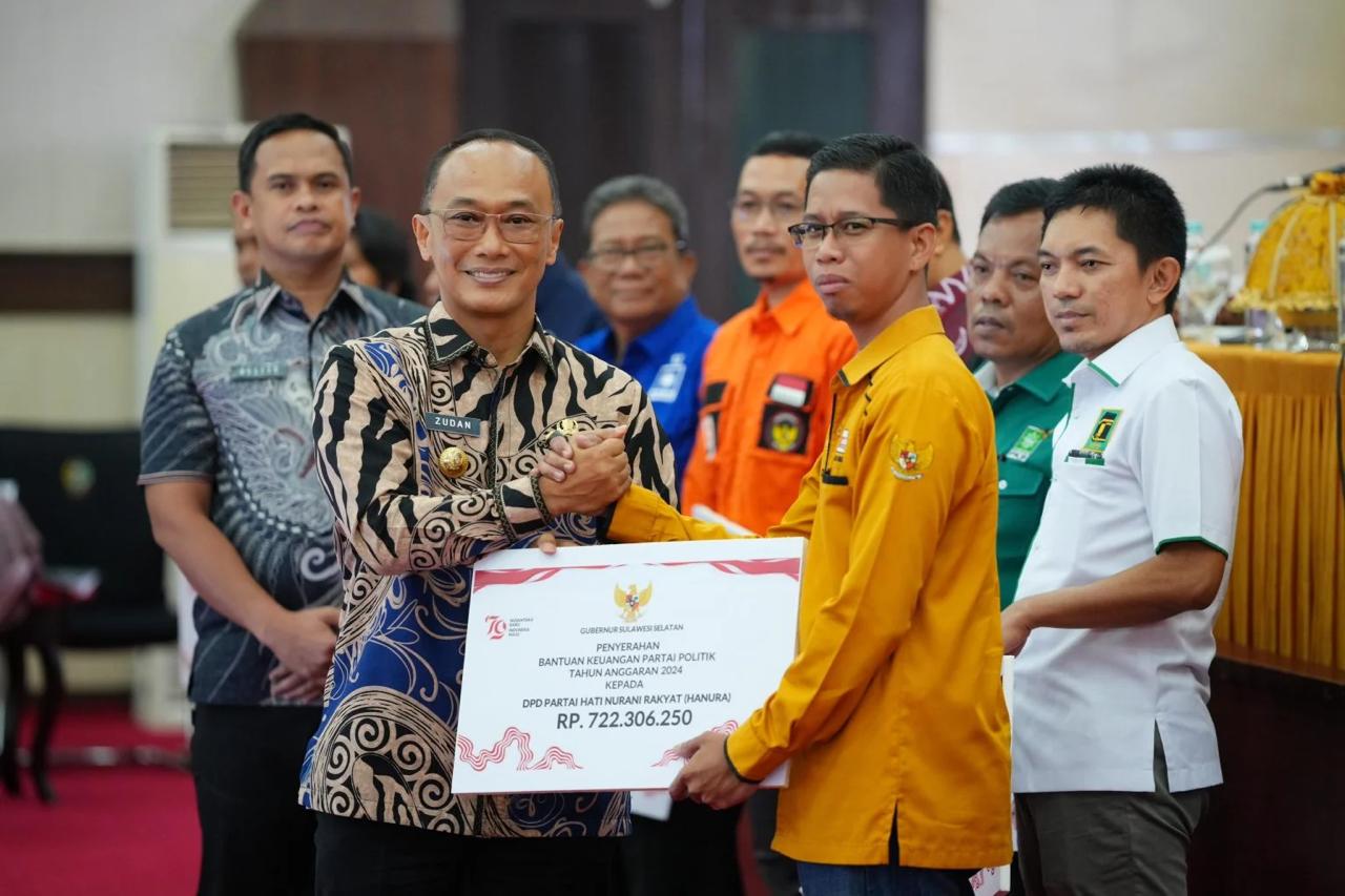 IST DANA HIBAH-Pj Gubernur Sulsel Prof Zudan Arif Fakhrulloh ddampingi Plt Kepala Badan Kesbangpol Sulsel Ansyar menyerahkan dana hibah parpol kepada perwakilan parpol di  Ruang Pola Kantor Gubernur Sulsel, Kamis (8/8). 