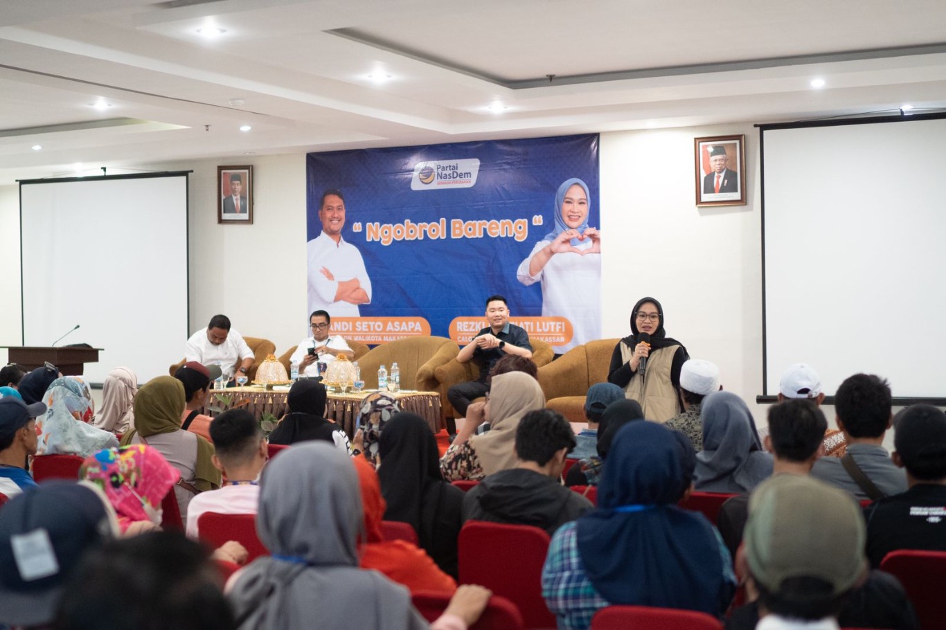 IST NGOBROL BARENG--Bakal calon wakil wali kota Makassar Rezki Mulfiati Lutfi menjawab pertanyaan warga dalam kegiaan ngobrol bareng di Hotel Almadera Makassar, Rabu (7/8)