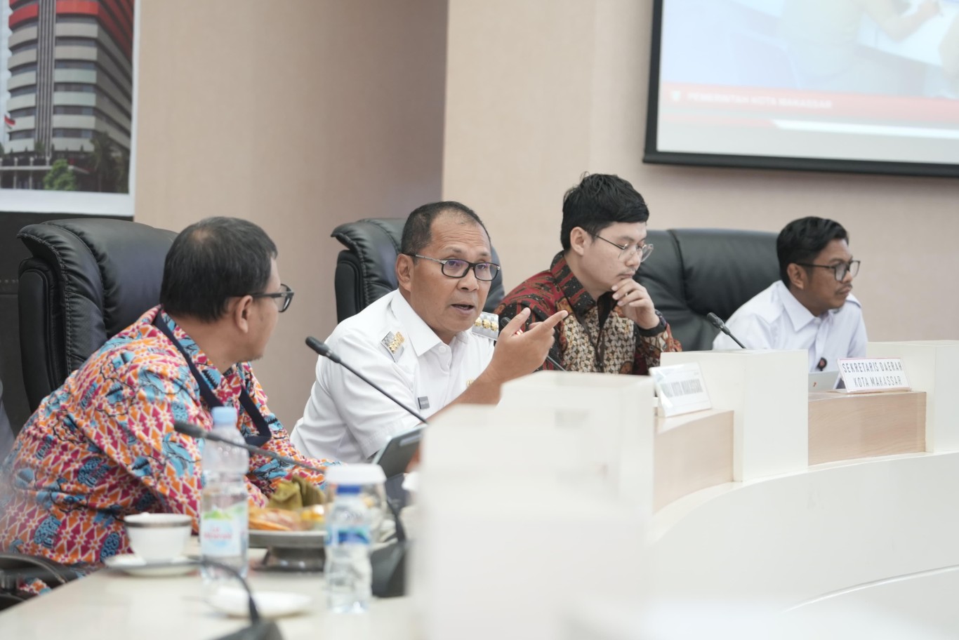 ist MENERIMA--Wali Kota Makassar Moh Ramdhan Pomanto bersama seluruh OPD lingkup Pemkot Makassar menerima kedatangan Plh Direktur Pembinaan Peran Serta Masyarakat KPK RI Andhika Widiarto di Ruang Sipakatau Kantor Balai Kota Makassar Jalan Ahmad Yani, Rabu (7/8).