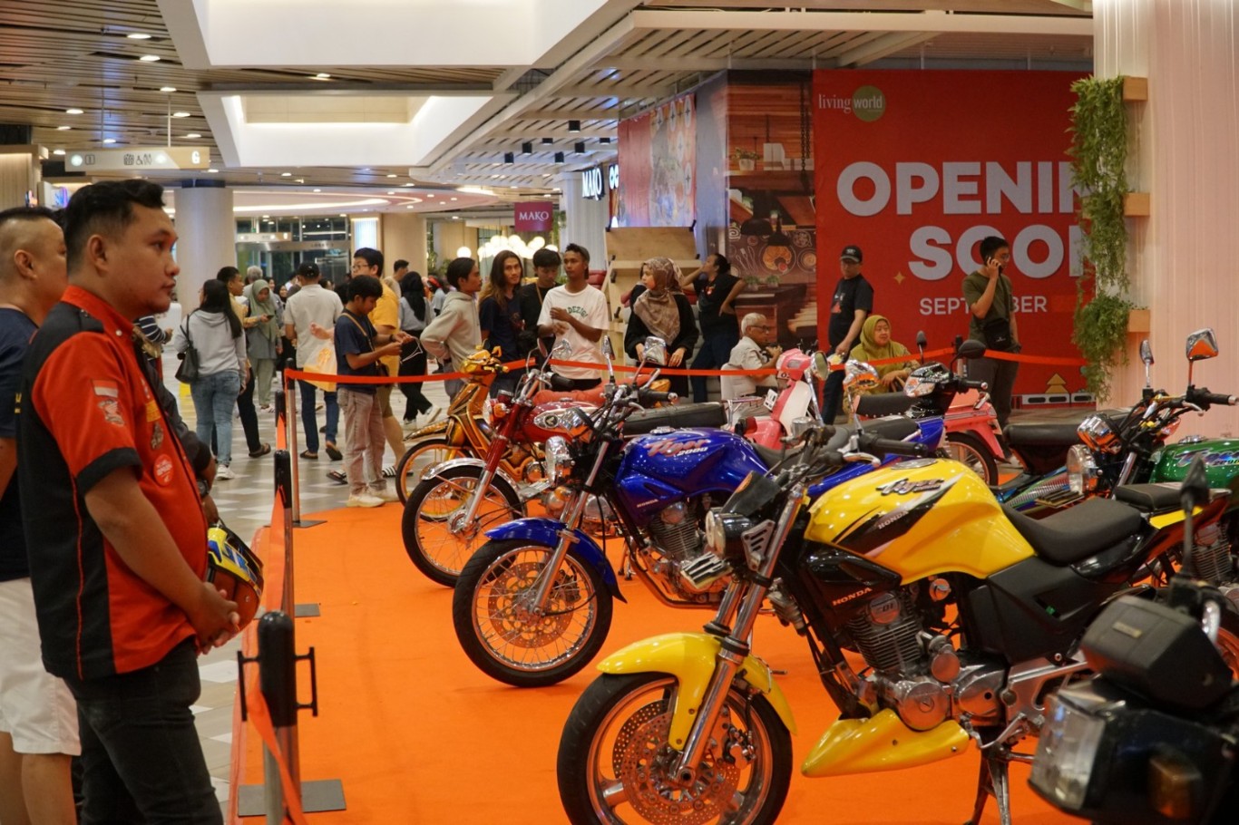 CURI PERHATIAN -- Motor Honda hasil modifikasi berhasil mencuri perhatian pengunjung saat dipamerkan kepada publik beberapa waktu lalu.