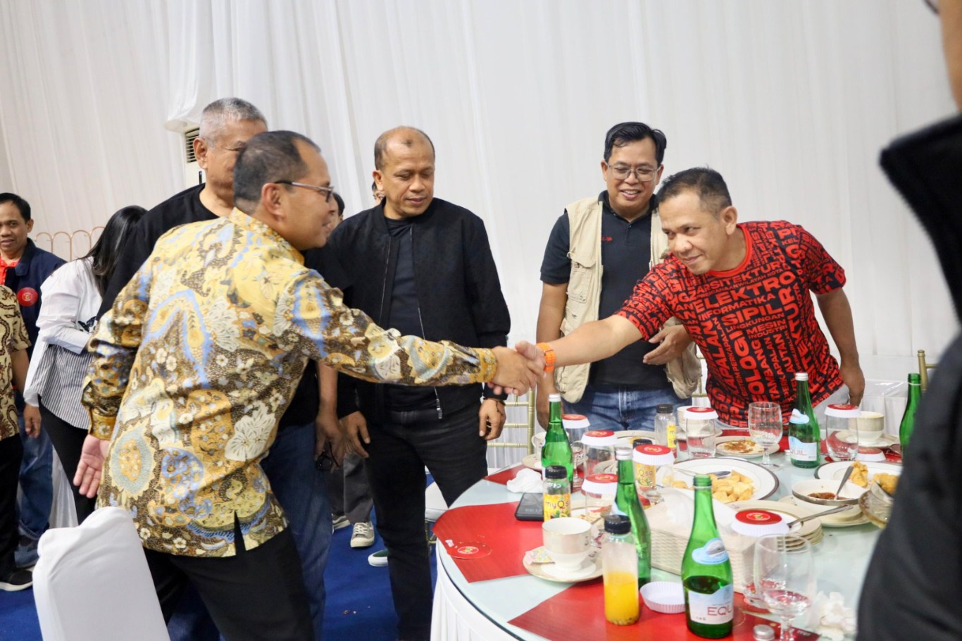 ist HADIRI--Wali Kota Makassar Moh Ramdhan Pomanto meramaikan Rakernas Ikatek Unhas periode kepengurusan 2024-2028.Dirinya juga menyempatkan diri bermain domino seru-seruan bersama alumni Teknik Unhas di DP Hall Jalan Amirullah, Sabtu (3/8).