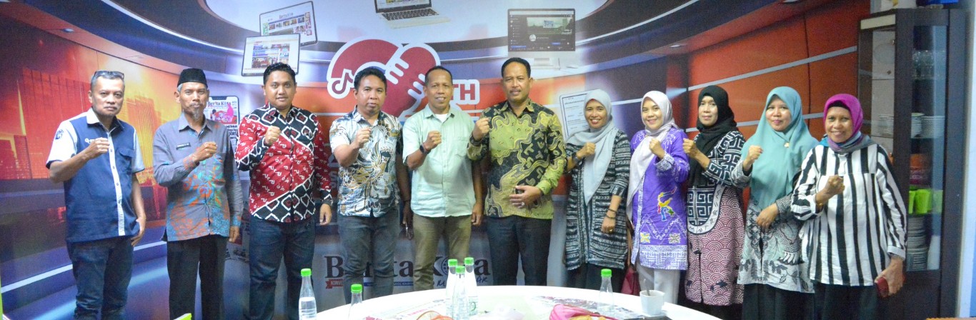 BKM/NUR HAMSAH FOTO BERSAMA--Direktur Harian Berita Kota Makassar,Muh Arsan Fitri bersama Kepala Bidang Sekolah Dasar di Dinas Pendidikan Kota Makassar,  Muhammad Aris, para Ketua K3S serta para kepala sekolah foto bersama usai membicarakan tehnis pelaksanaan kegiatan Karnaval Merdeka yang dijadwalkan Minggu 18 Agustus 2024.