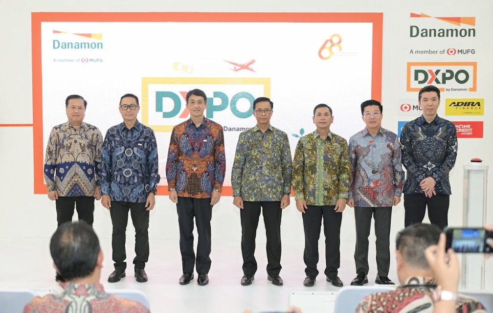 DXPO BY DANAMON -- Kiri ke kanan: Chief of Business & Portfolio Officer PT  Adira Dinamika Multi Finance Tbk, Harry Latif, Vice President Director, PT Bank Danamon Indonesia Tbk, Hafid Hadeli, President Director, PT Bank Danamon Indonesia Tbk, Daisuke Ejima, Syariah & Sustainability Finance Director PT Bank Danamon Indonesia Tbk, Herry Hykmanto, - Chief Strategy Officer PT Bank Danamon Indonesia Tbk, ⁠Reza Iskandar Sardjono, President Director PT Zurich Asuransi Indonesia Tbk, ⁠ Edhi Tjahja Negara, serta Chief Customer Management Officer PT Home Credit Indonesia, Cahyadi Poernomo, pada pembukaan DXPO by Danamon di Atrium Trans Studio Mall Makassar, Kamis (22/8).
