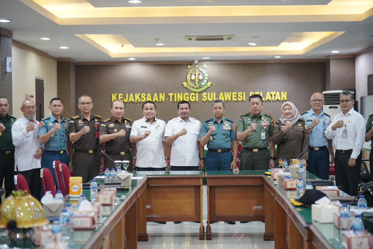 FOTO BERSAMA -- Kajati Sulsel, Agus Salim (tengah) foto bersama rombongan Wantannas RI saat melakukan kunjungan kerja ke kantor Kejati Sulsel.