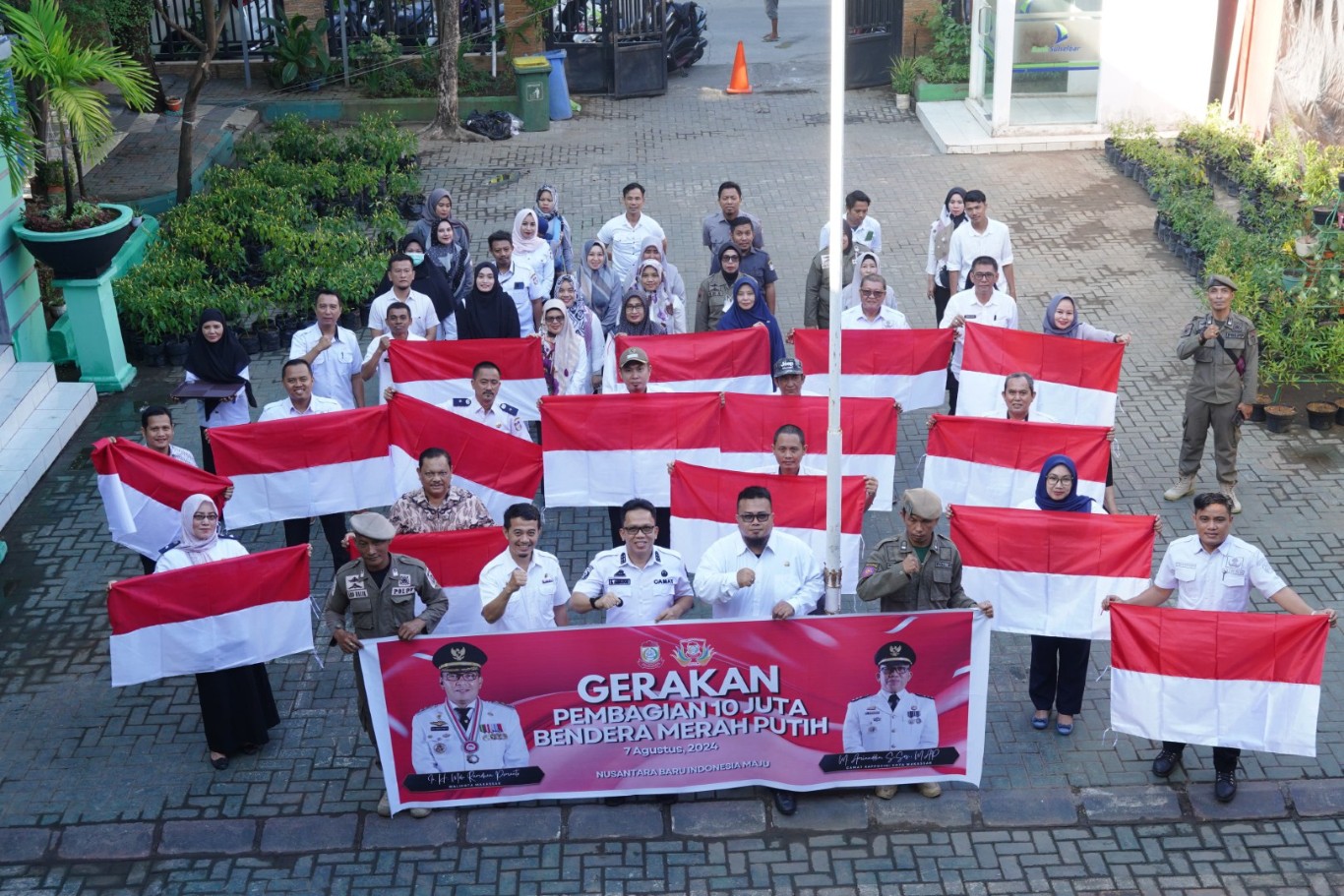 ist GERAKAN--Kecamatan Rappocini menggelar Gerakan Simbolik Pembagian 10 Juta Bendera Merah Putih 2024  di Halaman Kantor Kecamatan Rappocini, Rabu (7/8).