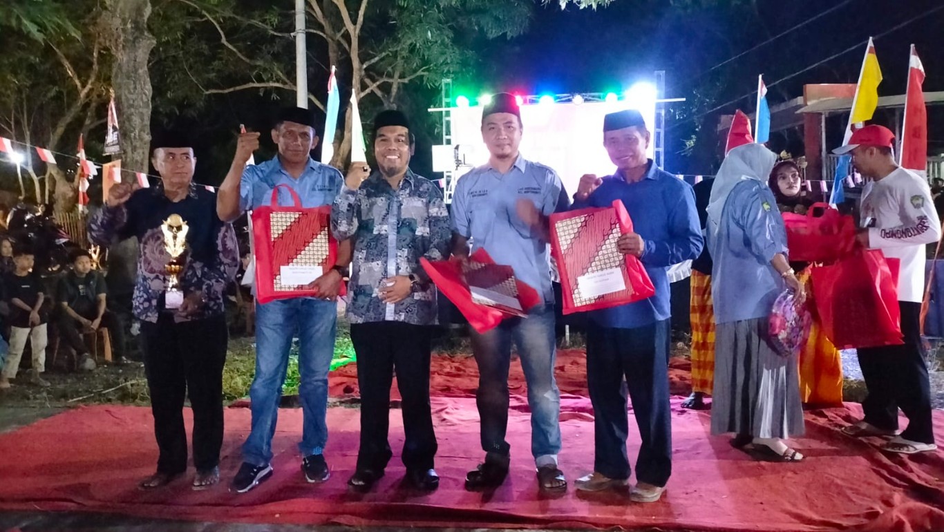 IST HADIAH -- Para pemenang lomba foto bersama usai penyerahan hadiah pada malam ramah tamah HUT ke-79 RI di Kelurahan Bontonompo, Kecamatan Bontonompo, Kabupaten Gowa.