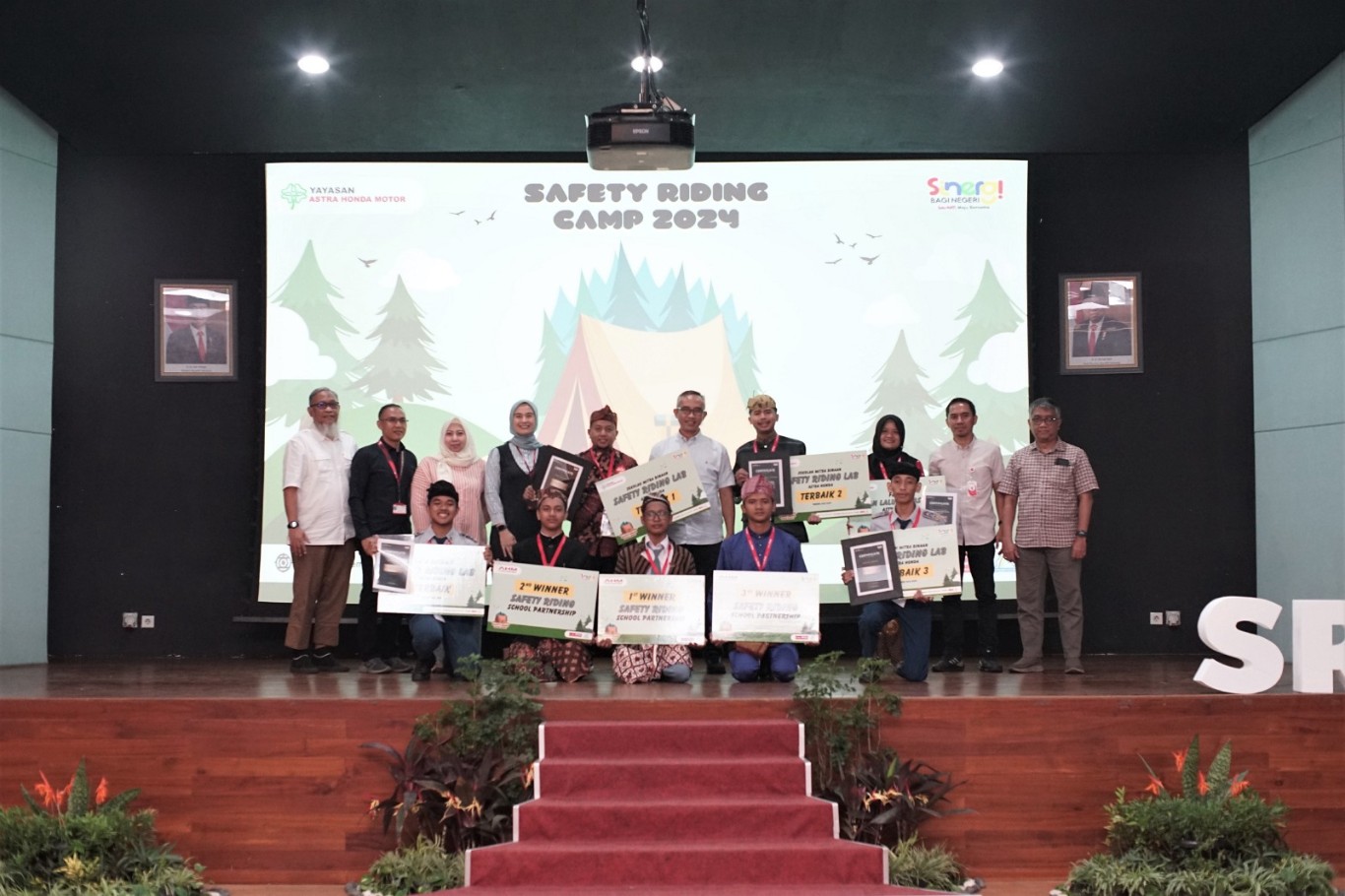 HADIAH -- Para pemenang lomba Safety Riding Astra Honda foto bersama usai penyerahan hadiah.