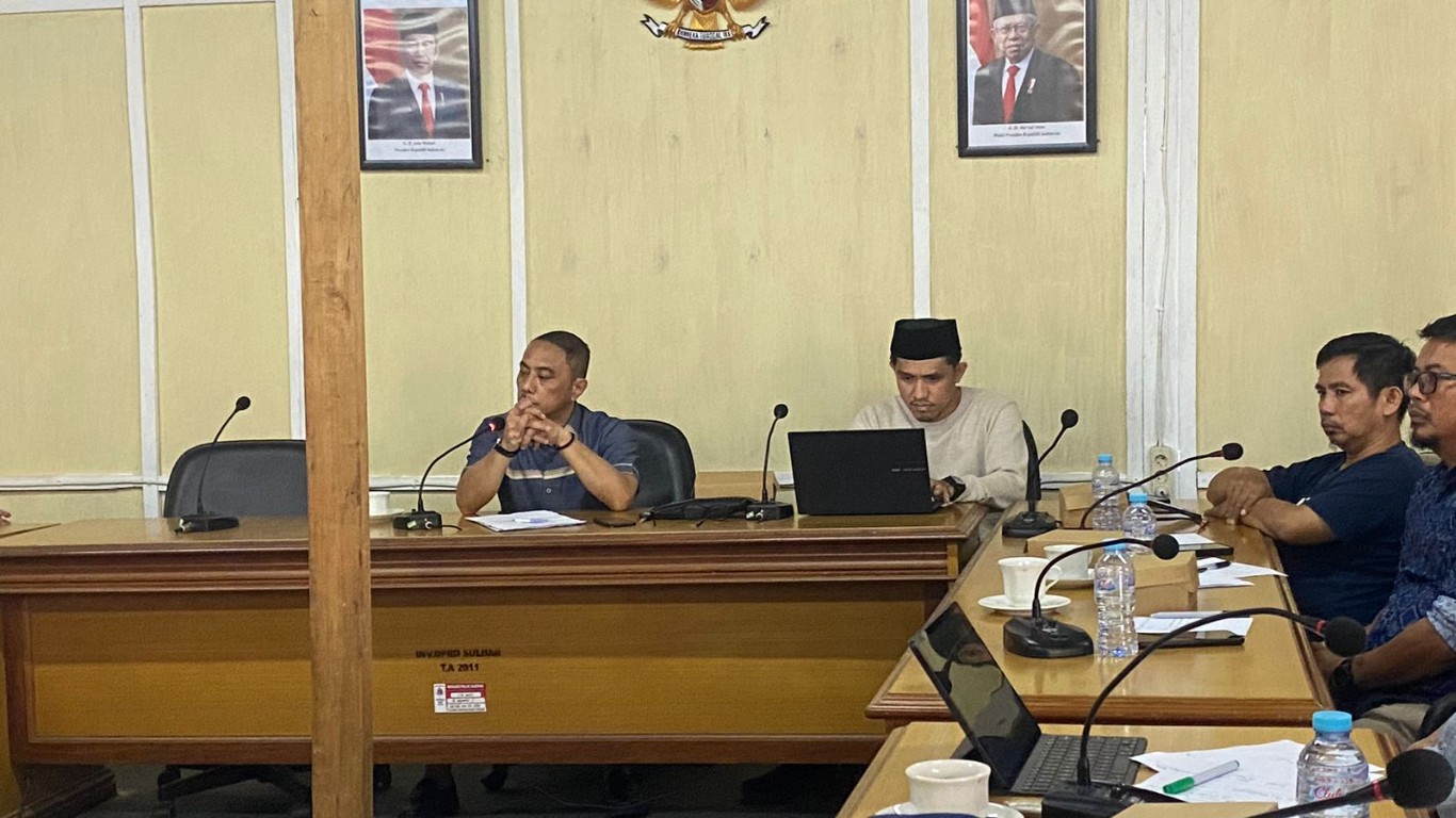 RDPU -- Suasana RDPU Komisi III DPRD Provinsi Sulawesi Barat dengan MARKAS membahas tentang isu-isu eksistensi dan pelanggaran tambang di wilayah Sulawesi Barat.