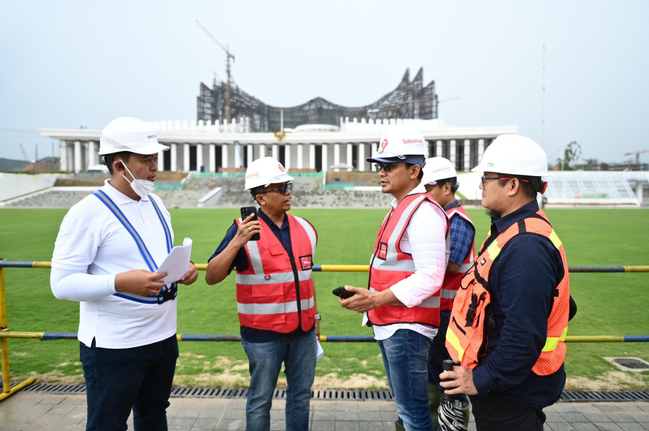 SIAPKAN JARINGAN -- Telkomsel telah memastikan seluruh kesiapan infrastruktur terdepan guna mendukung kenyamanan aktivitas komunikasi dan pengalaman digital di IKN, serta mendukung gelaran HUT ke-79 RI di Ibu Kota Nusantara dengan menyiapkan dan menghadirkan 49 Base Transceiver Station (BTS) berteknologi terkini 5G dan 4G di IKN dan wilayah pendukung lainnya.