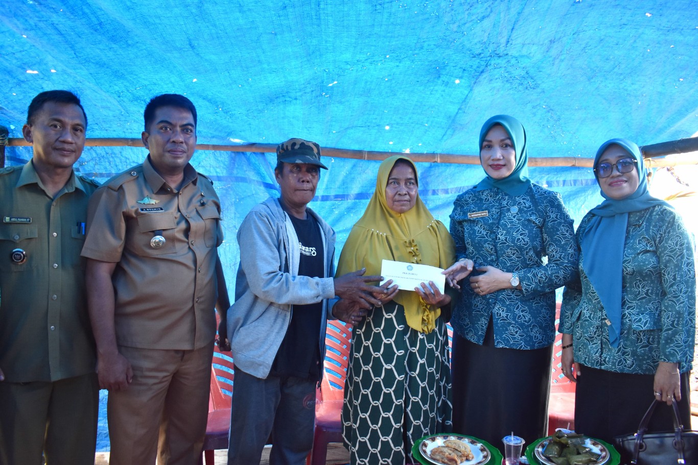 Ketua TP PKK Selayar Hj Andi Dwiyanti Musrifah Basli Beri Bantuan Uang Tunai ke Korban Kebakaran