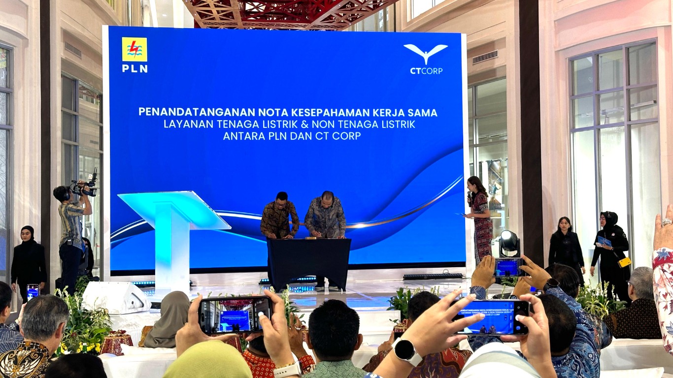 KERJA SAMA -- Penandatanganan Memorandum of Understanding kerja sama layanan listrik dan non tenaga listrik antara PT PLN dengan CT Corp.