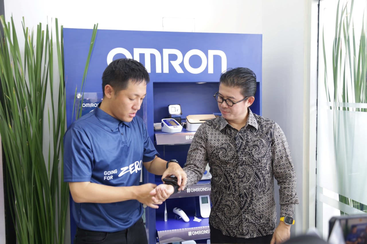 TEKANAN DARAH -- Pemeriksaan tekanan darah dari tenaga OMRON Healthcare dengan menggunakan alat deteksi tekanan darah digital OMRON.