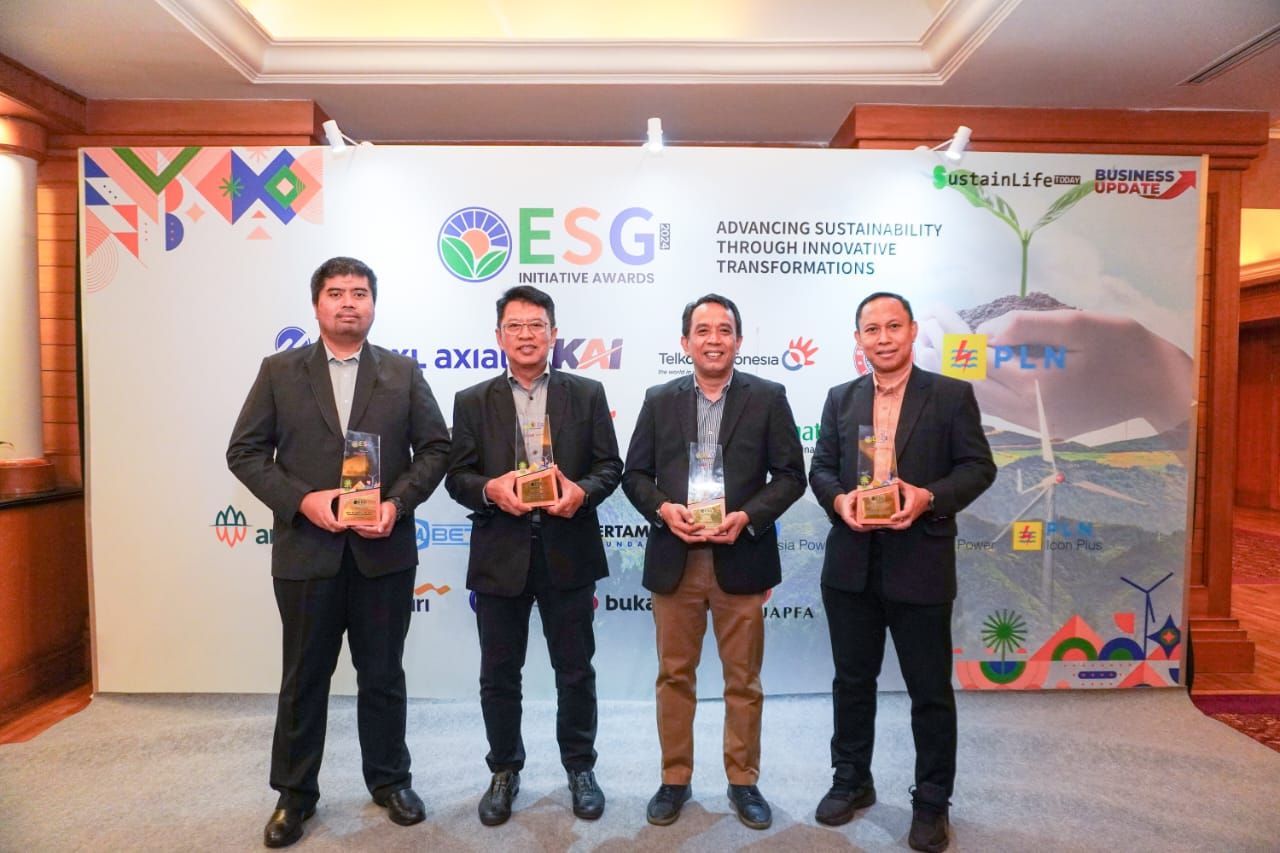 PENGHARGAAN -- Direktur Utama PT Semen Tonasa, Asruddin (dua dari kanan) saat menerima penghargaan dalam ajang ESG Initiative Awards 2024.